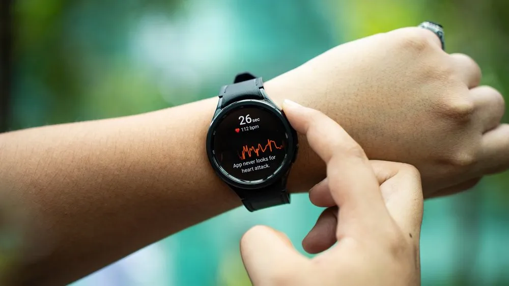 Smartwatch tracking heart rate during a workout